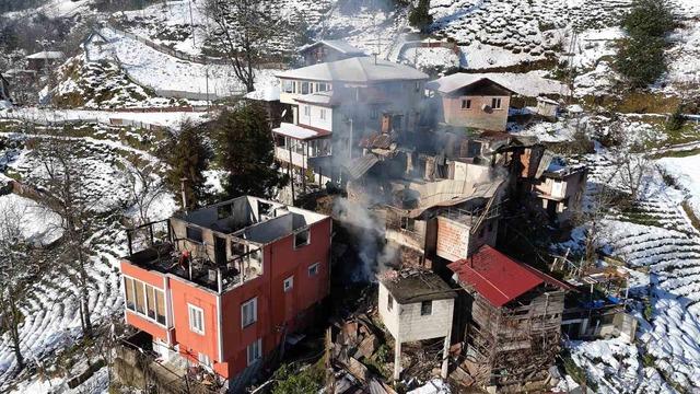 Rize&rsquo;de bir evde &ccedil;ıkan yangın 2 eve daha sı&ccedil;radıktan sonra s&ouml;nd&uuml;r&uuml;ld&uuml; 2