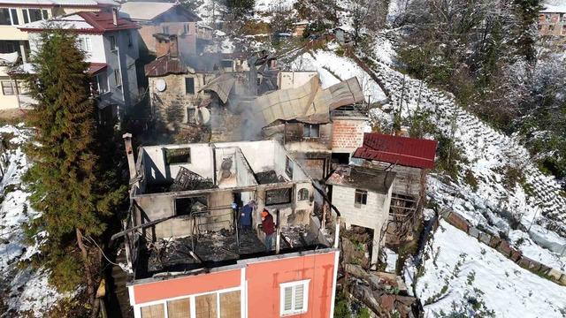 Rize&rsquo;de bir evde &ccedil;ıkan yangın 2 eve daha sı&ccedil;radıktan sonra s&ouml;nd&uuml;r&uuml;ld&uuml; 1