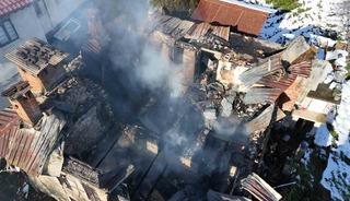 Rize&rsquo;de bir evde &ccedil;ıkan yangın 2 eve daha sı&ccedil;radıktan sonra s&ouml;nd&uuml;r&uuml;ld&uuml;