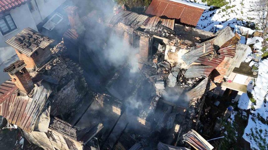 Rize&rsquo;de bir evde &ccedil;ıkan yangın 2 eve daha sı&ccedil;radıktan sonra s&ouml;nd&uuml;r&uuml;ld&uuml;