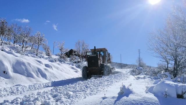 Bingöl’de kapanan köy yollarında çalışmalar aralıksız sürüyor 1