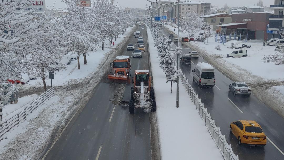 Peş peşe kar tatili haberleri:  Zonguldak, Kastamonu, Bolu, D&uuml;zce ve Karab&uuml;k... T&uuml;rkiye kar yağışının etkisi altına girdi 2