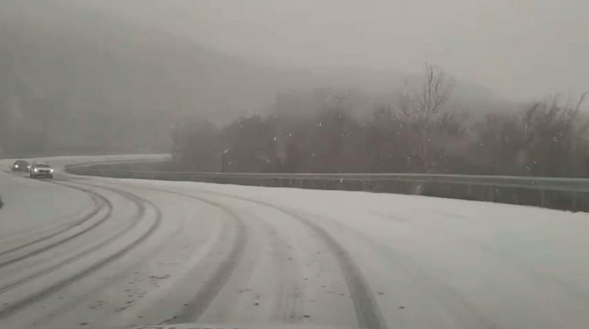 Kırklareli Mahyadağı b&ouml;lgesinde kar yağışı: Yol trafiğe a&ccedil;ık