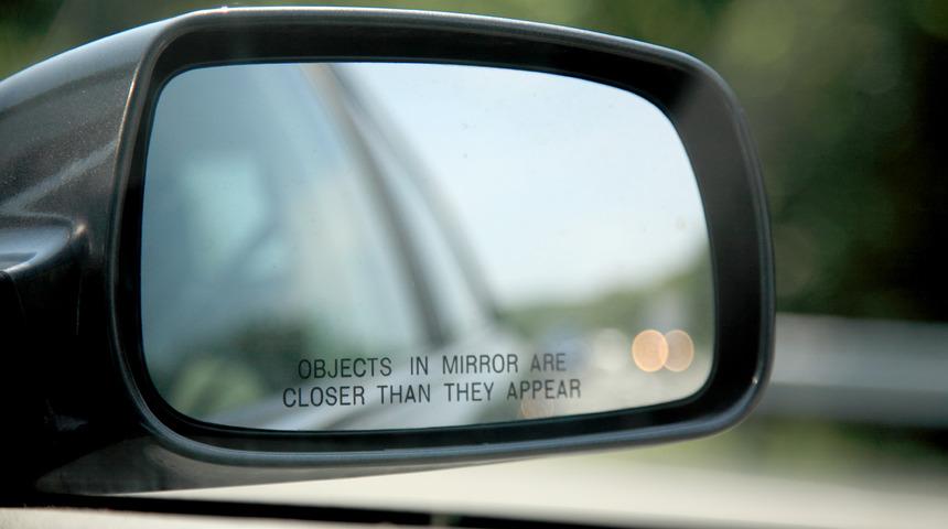 Bazı &uuml;lkelerde araba aynalarının altında neden "Aynadaki nesneler g&ouml;r&uuml;nd&uuml;ğ&uuml;nden daha yakındır" uyarısı vardır?