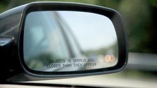 Bazı ülkelerde araba aynalarının altında neden Aynadaki nesneler göründüğünden daha yakındır uyarısı vardır?