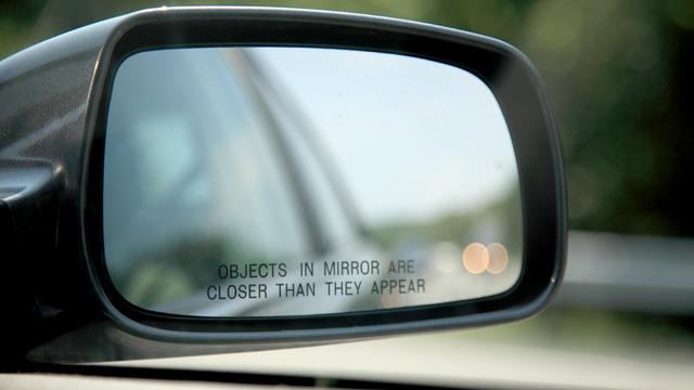 Bazı ülkelerde araba aynalarının altında neden Aynadaki nesneler göründüğünden daha yakındır uyarısı vardır?