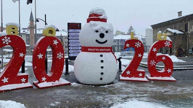 Bolu’da kar fırtınası hayatı olumsuz etkiledi: Vatandaşlar şemsiyeyle dolaştı