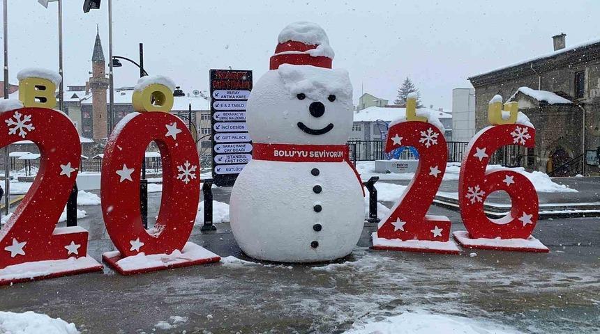 Bolu&rsquo;da kar fırtınası hayatı olumsuz etkiledi: Vatandaşlar şemsiyeyle dolaştı