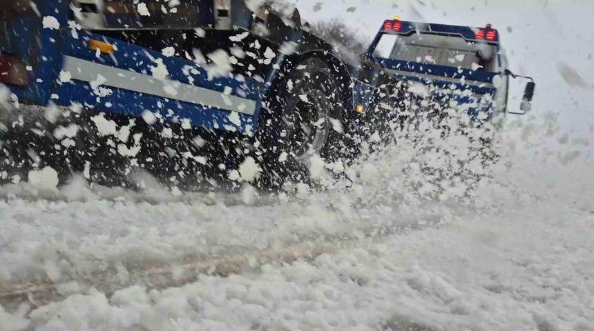 Bartın&rsquo;da kar yağışı etkisini s&uuml;rd&uuml;r&uuml;yor