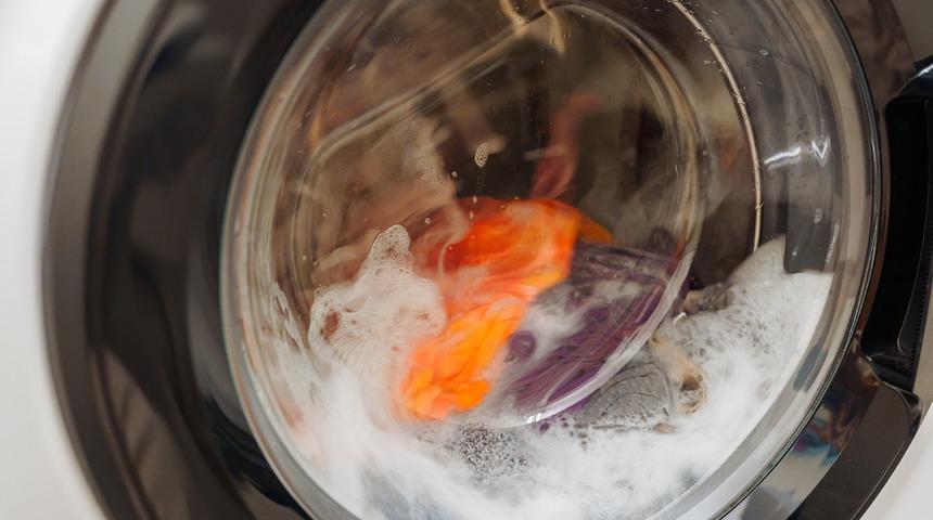 &Ccedil;amaşır makinesinin kapağı neden camdan yapılır?