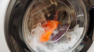 Çamaşır makinesinin kapağı neden camdan yapılır?