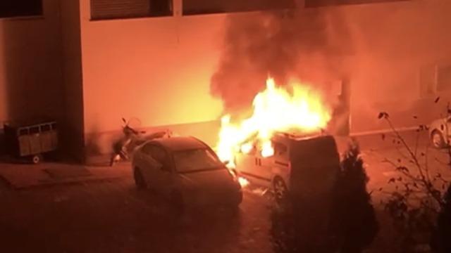 Park halindeki otomobil alev alev yandı, araç sahibi yakanın bulunmasını istedi