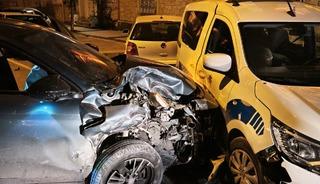 İzmir'de otomobil polis aracına &ccedil;arptı! O anlar kamerada