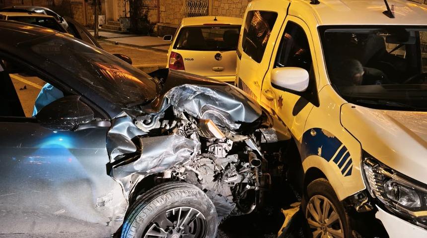 İzmir'de otomobil polis aracına &ccedil;arptı! O anlar kamerada