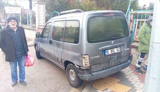 Bursa&rsquo;da otomobil hafif ticari araca &ccedil;arptı: 2 yaralı