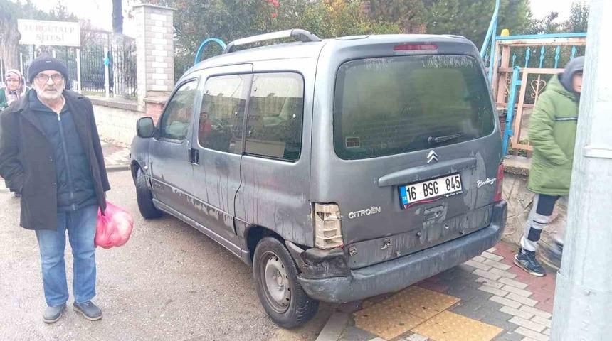 Bursa&rsquo;da otomobil hafif ticari araca &ccedil;arptı: 2 yaralı