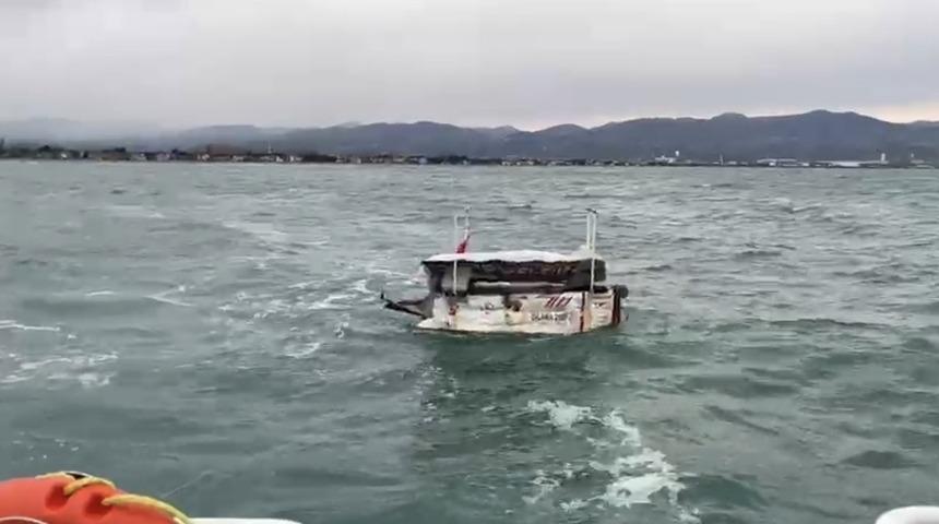 Tekkek&ouml;y a&ccedil;ıklarında s&uuml;r&uuml;klenen tekne kurtarıldı