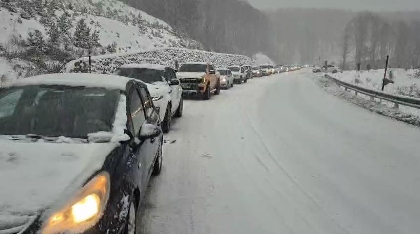 Uludağ&rsquo;da trafik &ccedil;ilesi, kilometrelerce kuyruk oluştu