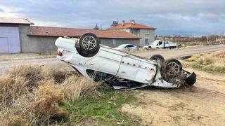 Şarampole devrilen otomobil sürücüsü yaralandı