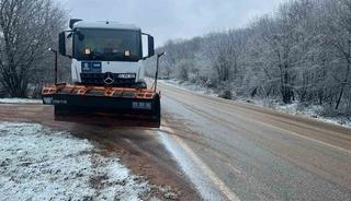 Kocaeli&rsquo;de yoğun kar yağışı: Ekipler yolları a&ccedil;ık tutmak i&ccedil;in &ccedil;alışıyor