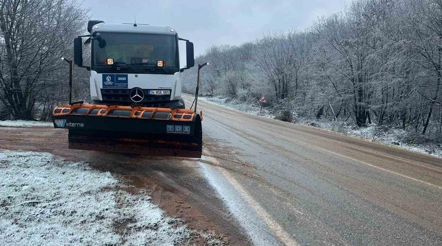 Kocaeli&rsquo;de yoğun kar yağışı: Ekipler yolları a&ccedil;ık tutmak i&ccedil;in &ccedil;alışıyor