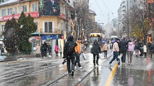 Eskişehir&rsquo;de lapa lapa yağan kar g&ouml;rsel ş&ouml;len oluşturdu 1