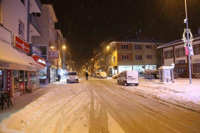 Kastamonu&rsquo;da yoğun kar yağışı: Ağır tonajlı ara&ccedil;ların ge&ccedil;işine izin verilmiyor 4