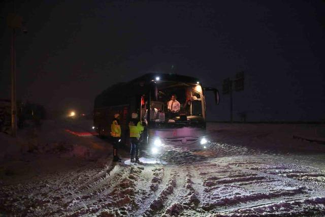 Kastamonu&rsquo;da yoğun kar yağışı: Ağır tonajlı ara&ccedil;ların ge&ccedil;işine izin verilmiyor 2