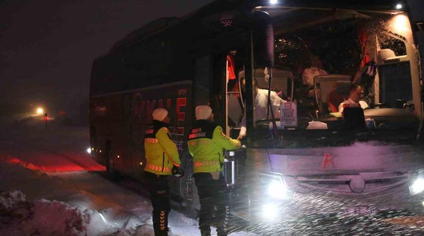 Kastamonu&rsquo;da yoğun kar yağışı: Ağır tonajlı ara&ccedil;ların ge&ccedil;işine izin verilmiyor