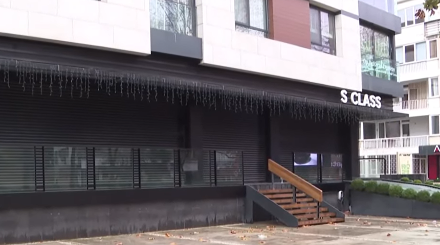 Bağdat Caddesi'ndeki l&uuml;ks oto galeriye ne oldu? Bir gecede kepenk kapadı