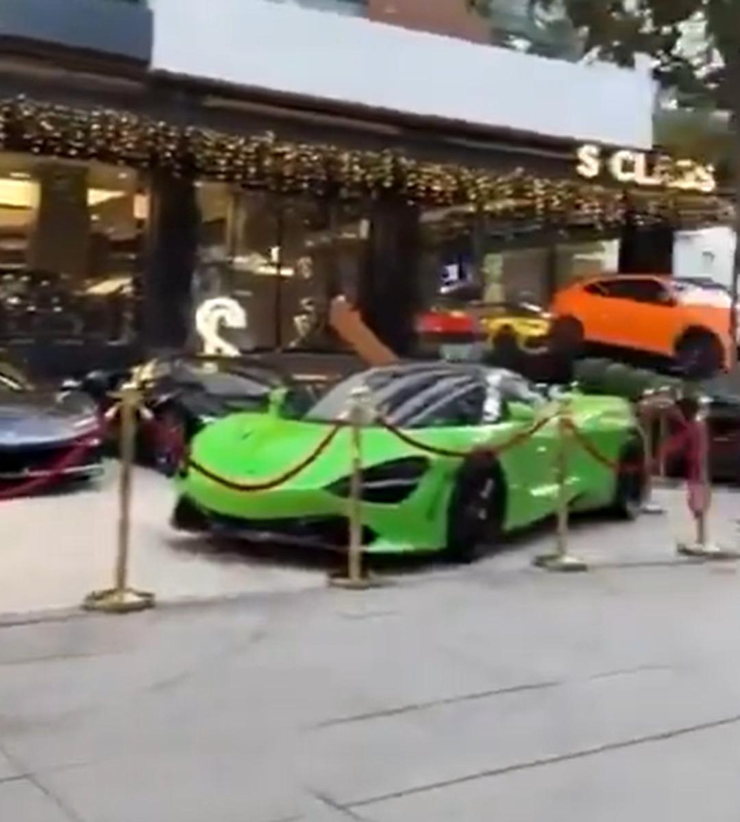 Bağdat Caddesi ndeki l&uuml;ks oto galeriye ne oldu? Bir gecede kepenk kapadı 1