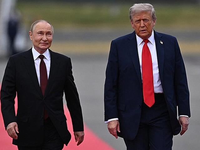 Trump, Putin ile g&ouml;r&uuml;şt&uuml;! "Son derece..."