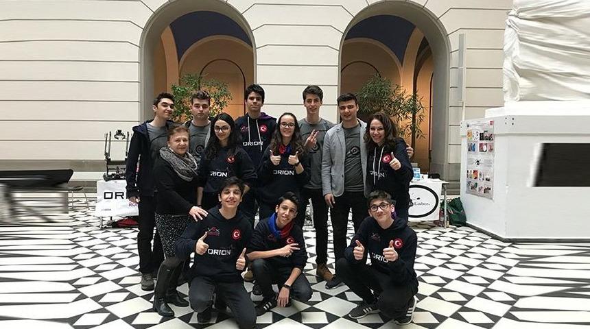 Liseli Türk öğrenciler Almanya'dan şampiyonlukla döndüler