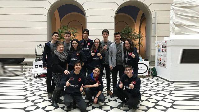 Liseli Türk öğrenciler Almanya'dan şampiyonlukla döndüler