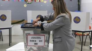 Son dakika: Kosova'daki erken genel se&ccedil;imde mevcut Başbakan Kurti zaferini ilan etti