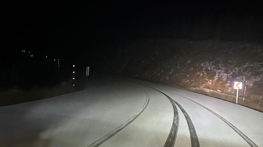 İzmir&rsquo;e mevsimin ilk karı d&uuml;şt&uuml;