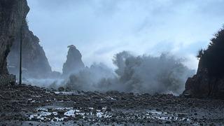 Yer: Bartın! Dalga boyu 8 metreyi buldu: Kaldırımı bile yerinden söktü