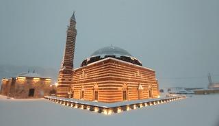 Van'ın tarihi mirası beyaz gelinliğini giydi: H&uuml;srev Paşa ve Horhor camiinde g&ouml;rsel ş&ouml;len