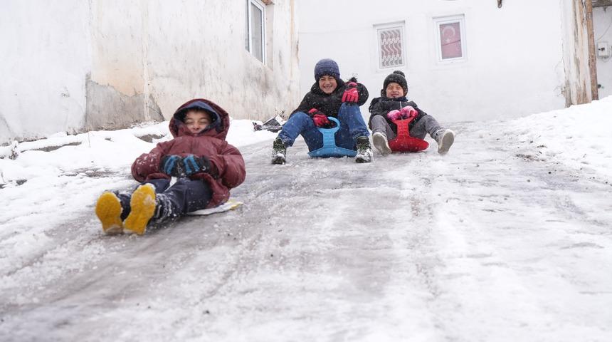 Bayburt&rsquo;un s&uuml;per abileri: Dik yokuş pist oldu, kardeş sevgisi soğuğu unutturdu