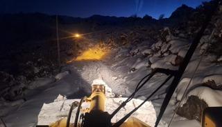 Siirt'te kar yağışı hayatı olumsuz etkiledi: Solunum hastası vatandaş ile mahsur kalan minib&uuml;s kurtarıldı