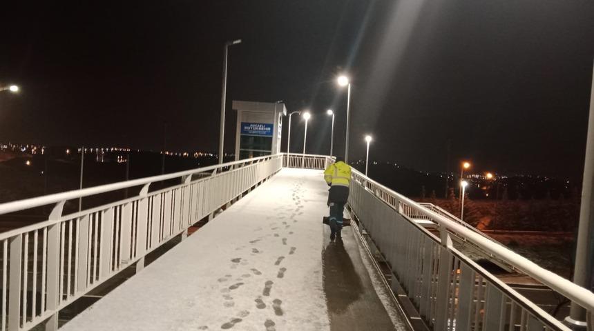 Kocaeli'de karla m&uuml;cadele &ccedil;alışmaları s&uuml;r&uuml;yor