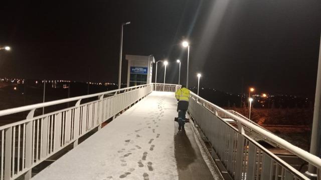 Kocaeli'de karla mücadele çalışmaları sürüyor