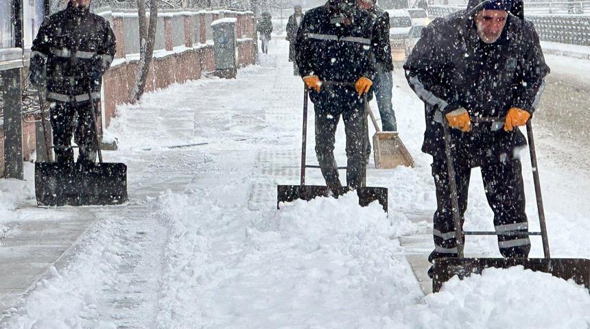 Elazığ&rsquo;da kar yağışı etkili oldu, belediye ekipleri sahada