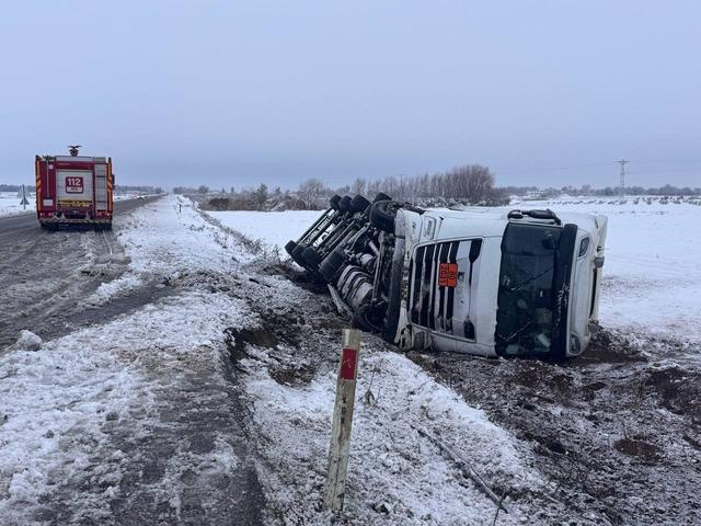 Şanlıurfa&rsquo;da asit y&uuml;kl&uuml; tanker devrildi: 1 yaralı