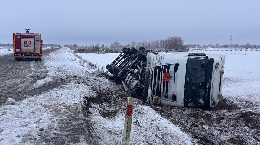 Şanlıurfa&rsquo;da asit y&uuml;kl&uuml; tanker devrildi: 1 yaralı