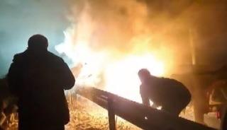 Tırda &ccedil;ıkan yangını s&ouml;nd&uuml;rmek i&ccedil;in elleriyle kar attılar