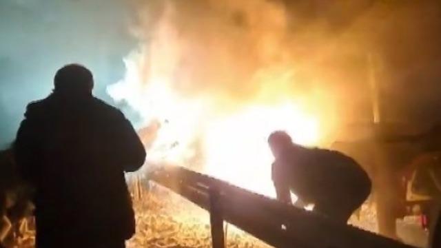 Tırda çıkan yangını söndürmek için elleriyle kar attılar