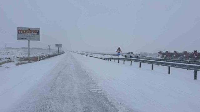 Diyarbakır - Siverek yolunda kar yağışı ulaşımı olumsuz etkiledi