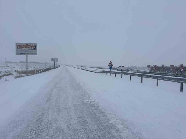 Diyarbakır - Siverek yolunda kar yağışı ulaşımı olumsuz etkiledi