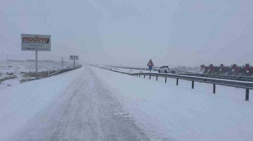 Diyarbakır - Siverek yolunda kar yağışı ulaşımı olumsuz etkiledi